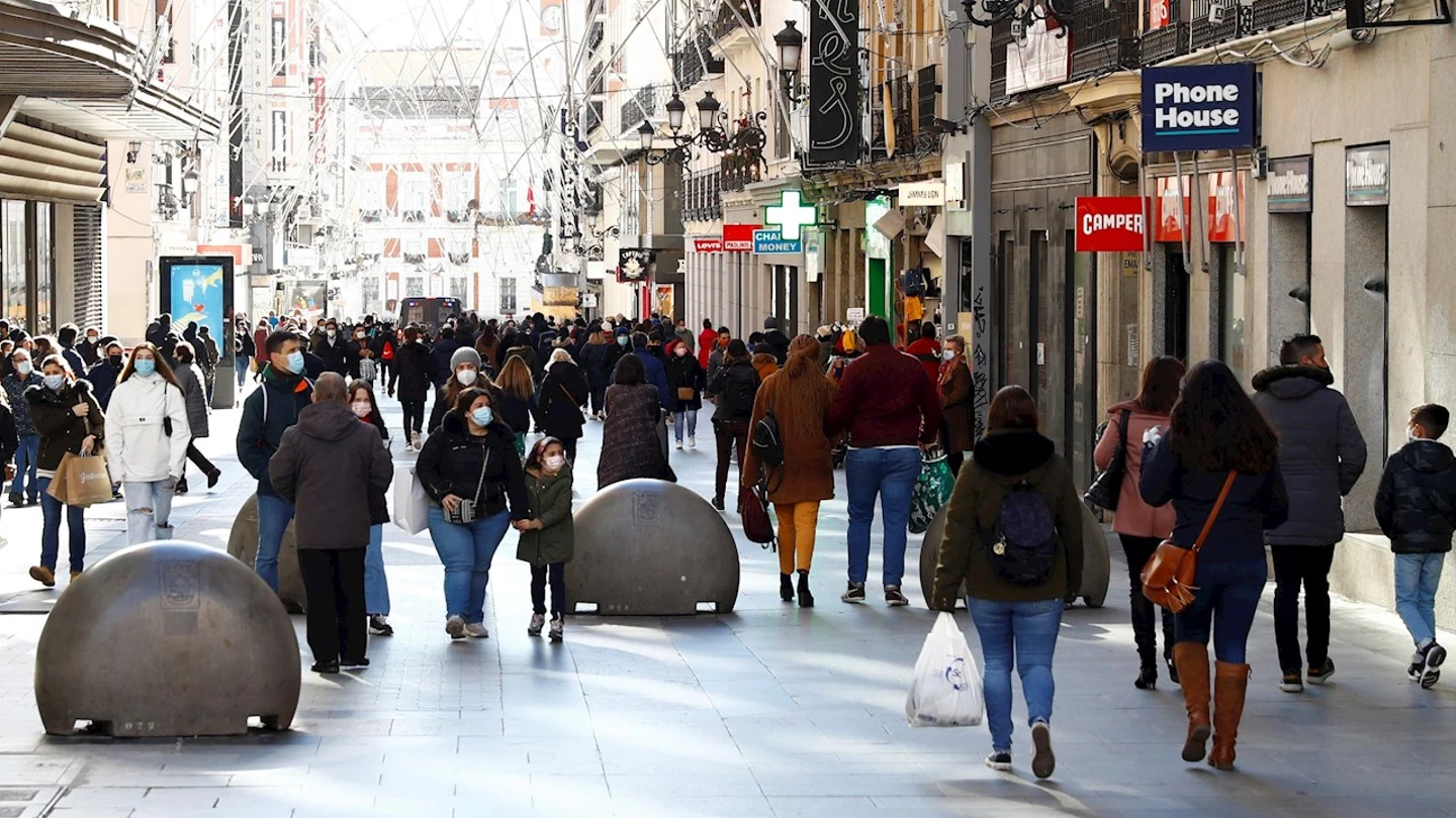Gente paseando por una céntrica calle de Madrid Gente paseando por una céntrica calle de Madrid