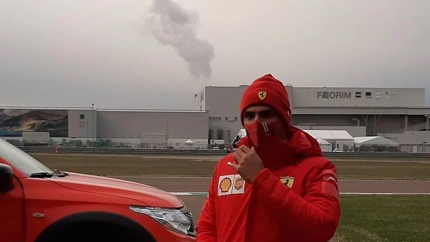 Carlos Sainz saluda a los 'tifosi' en Fiorano Carlos Sainz saluda a los 'tifosi' en Fiorano