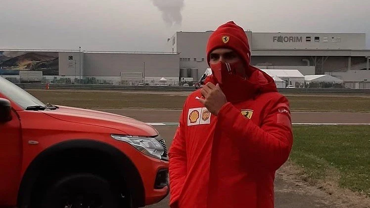 Carlos Sainz saluda a los 'tifosi' en Fiorano