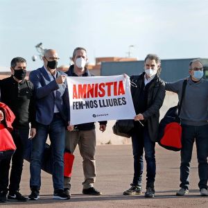 Los presos del procés salen de Lledoners pidiendo la amnistía Los presos del procés salen de Lledoners pidiendo la amnistía