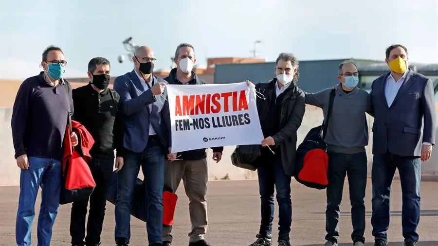 Los presos del procés salen de Lledoners pidiendo la amnistía