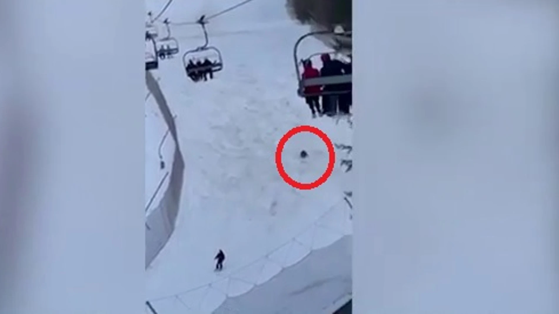 La espectacular persecución de un oso a un joven en una pista de esquí