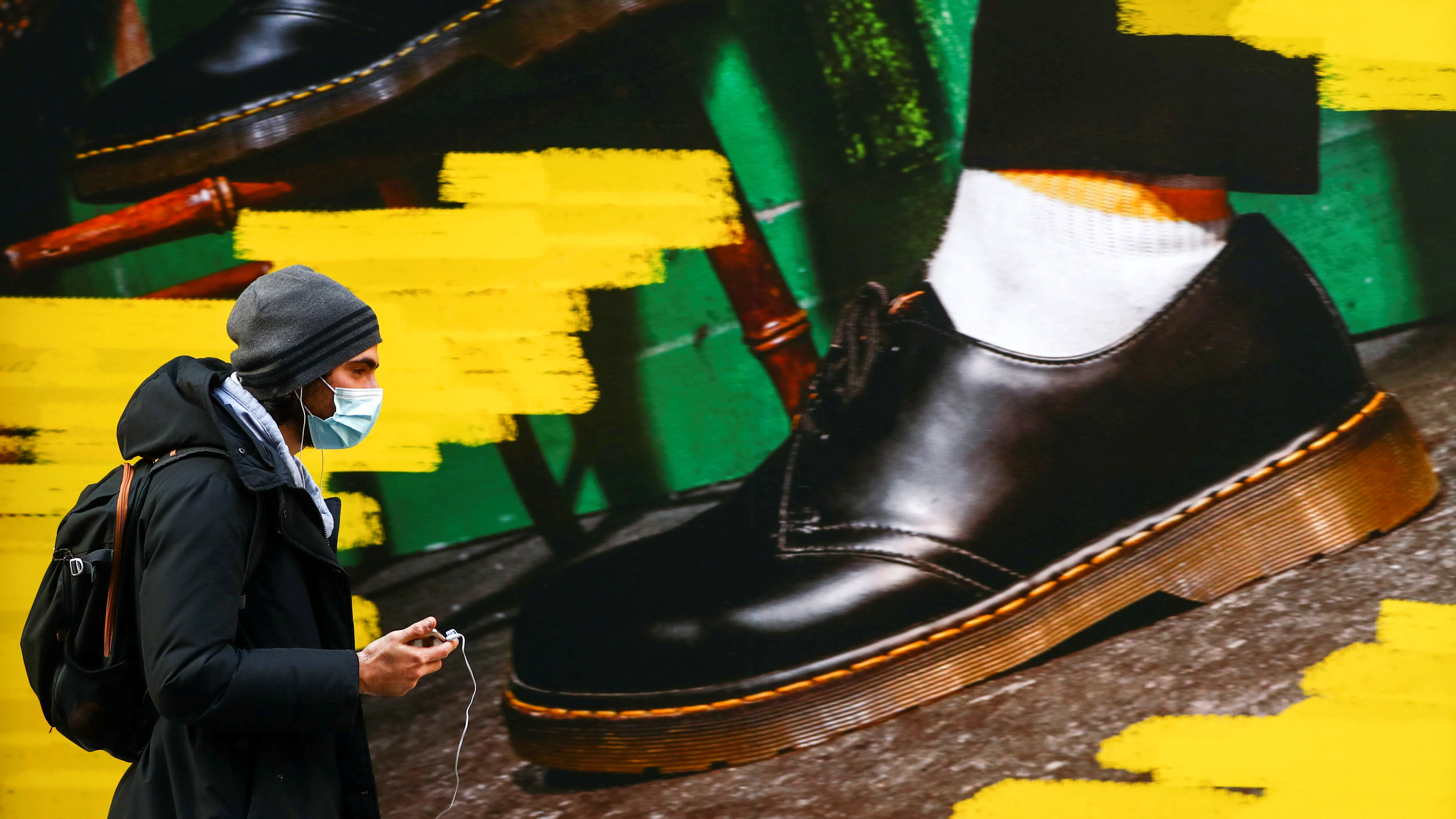 Un hombre con mascarilla pasea por Madrid