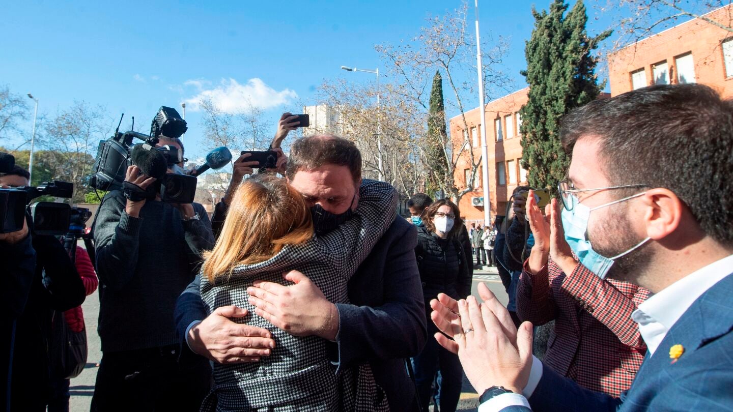 La expresidenta del Parlament, Carme Forcadell, se abraza con Oriol Junqueras ante la presencia del candidato de ERC a la Generalitat, Pere Aragon&eacute;s