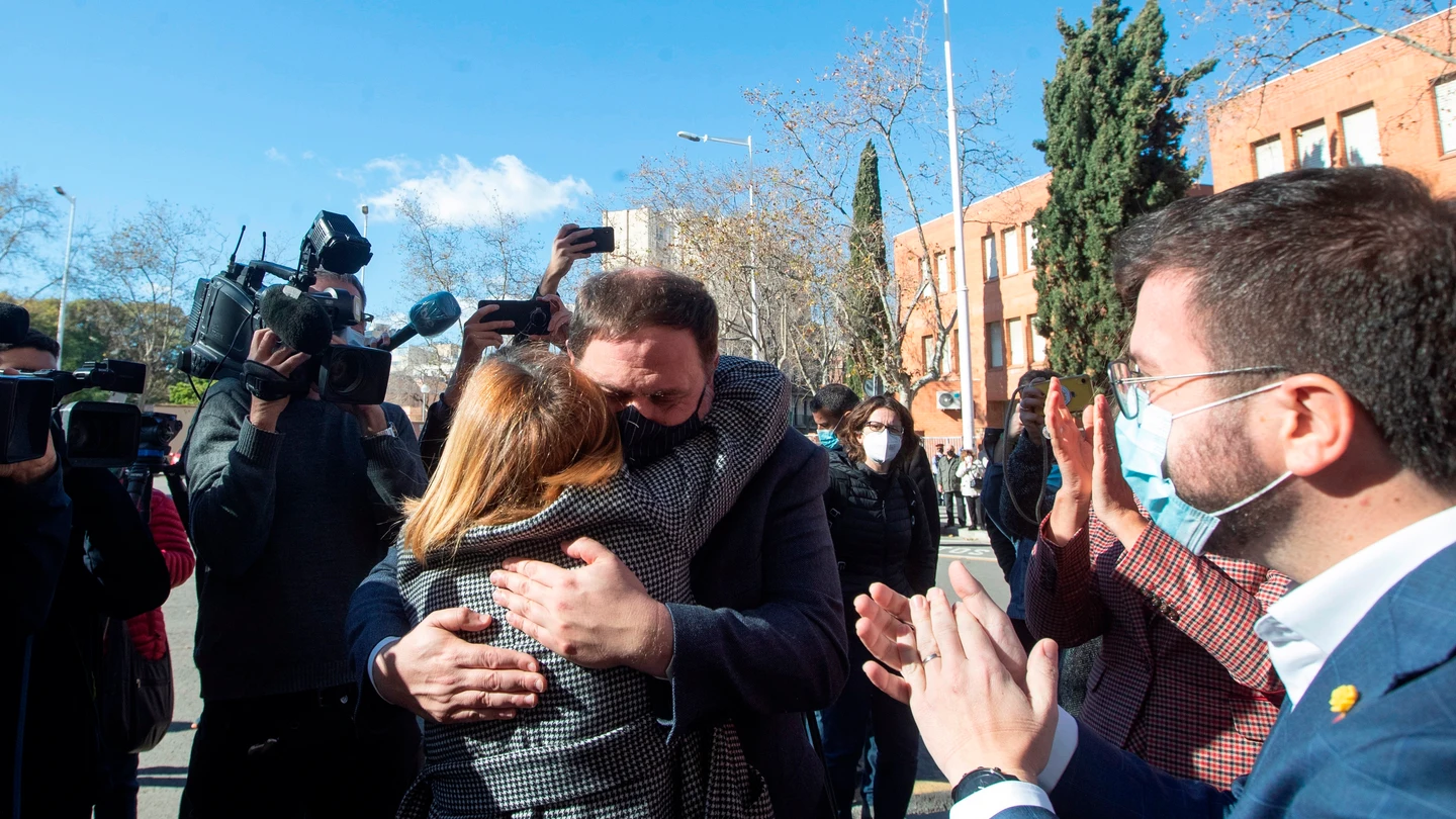 La expresidenta del Parlament, Carme Forcadell, se abraza con Oriol Junqueras ante la presencia del candidato de ERC a la Generalitat, Pere Aragonés La expresidenta del Parlament, Carme Forcadell, se abraza con Oriol Junqueras ante la presencia del candidato de ERC a la Generalitat, Pere Aragonés