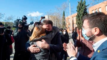 La expresidenta del Parlament, Carme Forcadell, se abraza con Oriol Junqueras ante la presencia del candidato de ERC a la Generalitat, Pere Aragonés