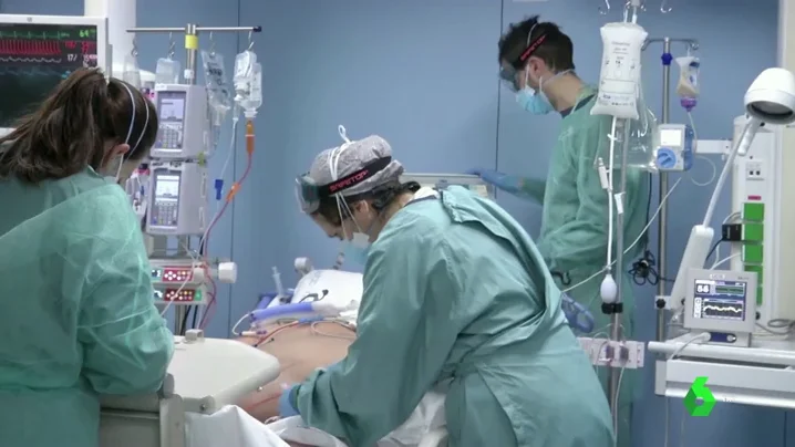 Sanitarios trabajando en una UCI