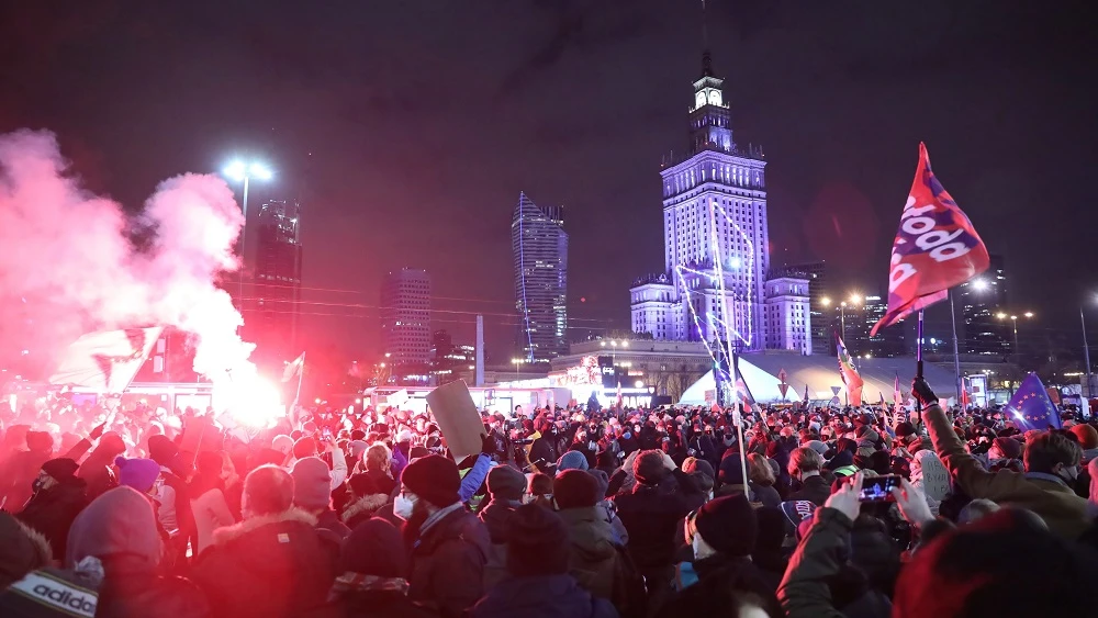 Imagen de una multitudinaria protesta en Polonia contra la ilegalización del aborto