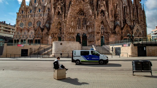 Una mujer sentada ante la Sagrada Familia de Barcelona Una mujer sentada ante la Sagrada Familia de Barcelona
