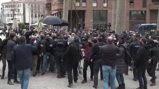 Intentan agredir a Santiago Abascal durante un acto electoral en Girona: "Si pudiesen, darían tiros" Intentan agredir a Santiago Abascal durante un acto electoral en Girona: "Si pudiesen, darían tiros"