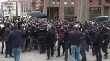 Intentan agredir a Santiago Abascal durante un acto electoral en Girona: "Si pudiesen, darían tiros"