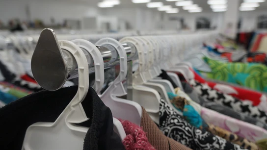 Imagen de una tienda de ropa de segunda mano. Imagen de una tienda de ropa de segunda mano.