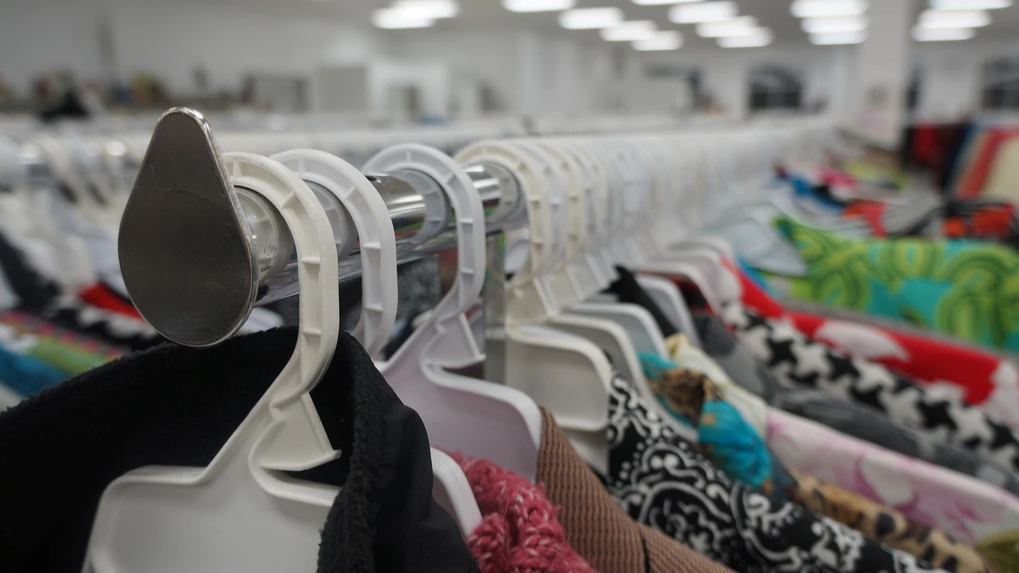 Imagen de una tienda de ropa de segunda mano. Imagen de una tienda de ropa de segunda mano.