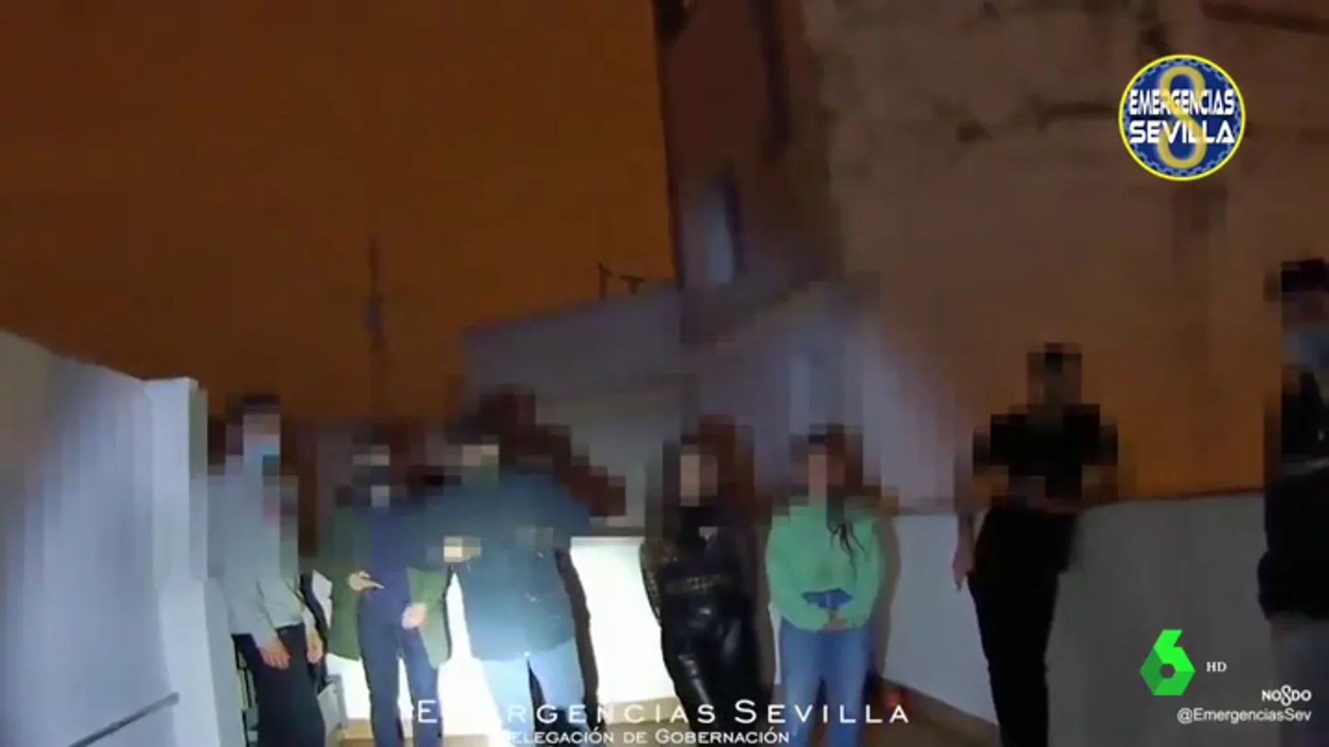 Imagen de jóvenes celebrando una fiesta ilegal en Sevilla
