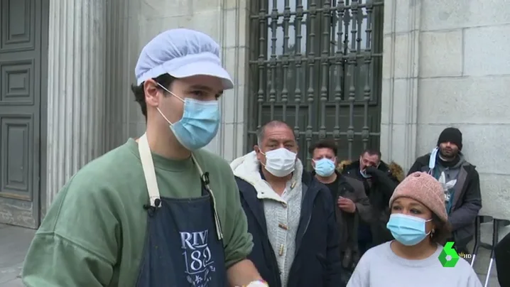 Carlos Soler, el chef 'influencer' que cada domingo releva a los comedores sociales repartiendo comida