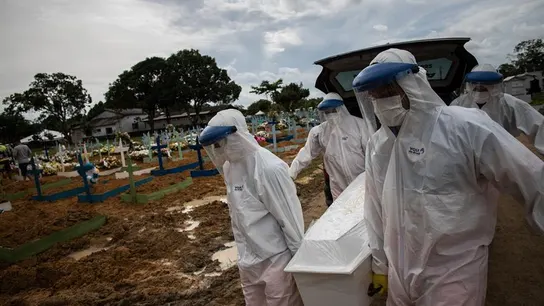 Trabajadores entierran a una persona fallecida por coronavirus en el cementerio público Nossa Senhora Aparecida en Manaos, Amazonas. Trabajadores entierran a una persona fallecida por coronavirus en el cementerio público Nossa Senhora Aparecida en Manaos, Amazonas.