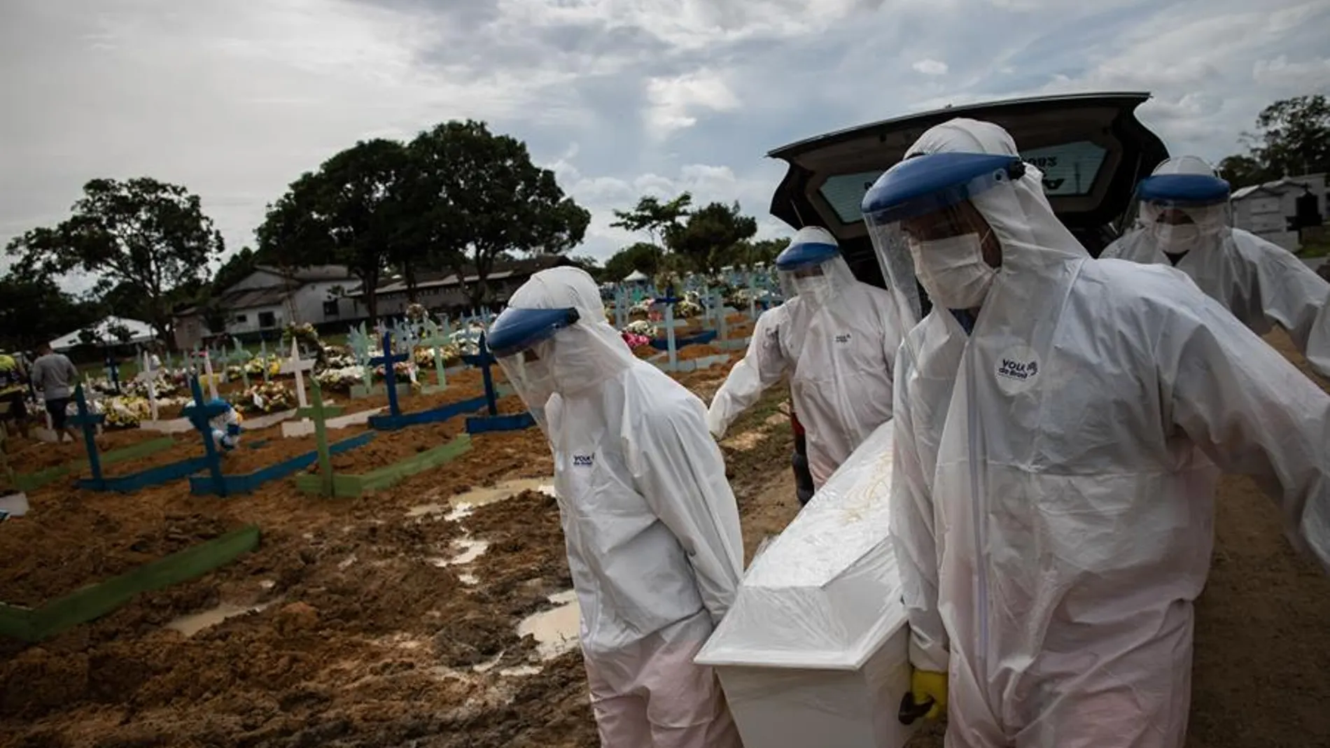 Trabajadores entierran a una persona fallecida por coronavirus en el cementerio público Nossa Senhora Aparecida en Manaos, Amazonas.