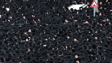 Imagen de ultraortodoxos en el funeral de un rabino