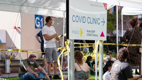 Imagen de personas en Perth esperando para realizarse una prueba de detección del coronavirus Imagen de personas en Perth esperando para realizarse una prueba de detección del coronavirus