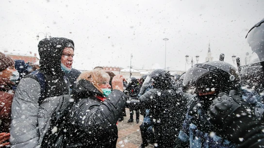 Protestantes y Policía, enfrentados bajo la nieve en Moscú por la liberación de Navalni Protestantes y Policía, enfrentados bajo la nieve en Moscú por la liberación de Navalni