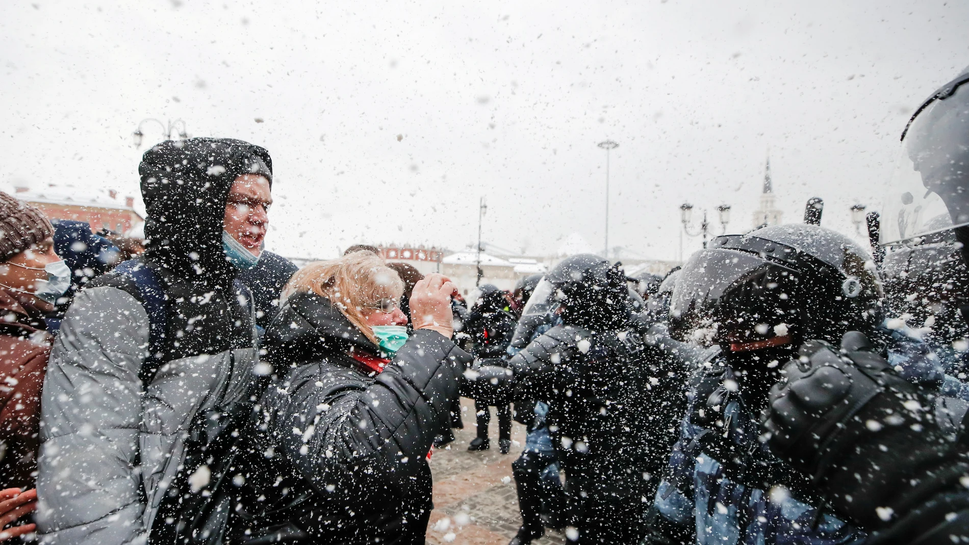 Protestantes y Policía, enfrentados bajo la nieve en Moscú por la liberación de Navalni