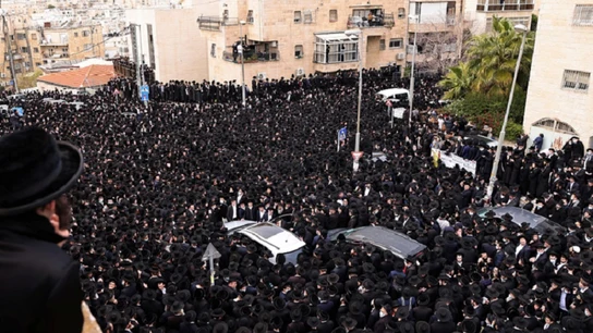 Miles de ultraortodoxos en el funeral de un rabino en Jerusalén Miles de ultraortodoxos en el funeral de un rabino en Jerusalén