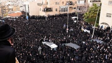 Miles de ultraortodoxos en el funeral de un rabino en Jerusalén