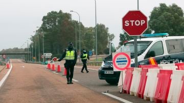 Agentes de la Guardia Civil en la frontera con Portugal