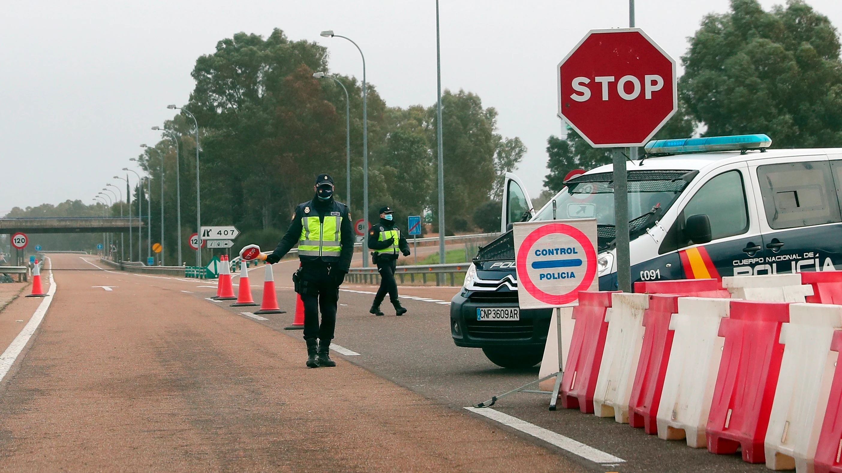 Agentes de la Guardia Civil en la frontera con Portugal