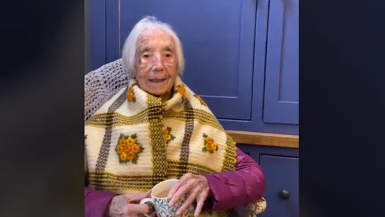 Amy Hawkins canta en su 110 cumpleaños en un vídeo de Tik Tok Amy Hawkins canta en su 110 cumpleaños en un vídeo de Tik Tok