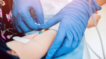 mujer con quimioterapia