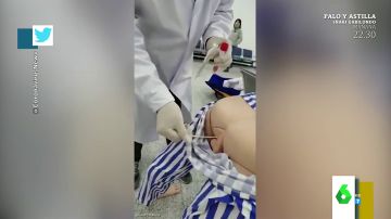 El vídeo que muestra cómo es una PCR anal: "Lo hacen sin contemplaciones, sin invitarte a un refresco antes"