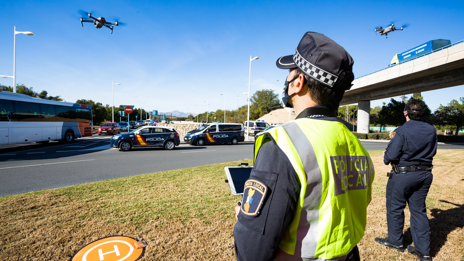 Un policía local pilota un dron para controlar los cierres perimetrales en los municipios valencianos