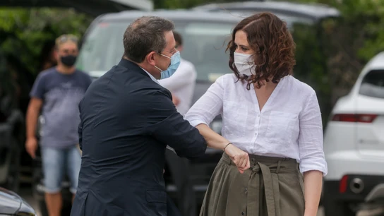 El presidente de Castilla-La Mancha, Emiliano García-Page, junto a la presidenta de la CAM, Isabel Díaz Ayuso Diferencias entre comunidades