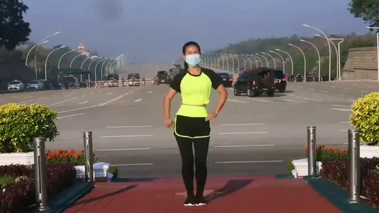 Las impactantes imágenes de una mujer dando una clase de yoga en Birmania mientras dan un golpe de estado Las impactantes imágenes de una mujer dando una clase de yoga en Birmania mientras dan un golpe de estado
