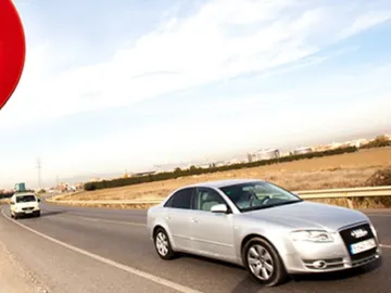 Coches circulando por carreteras secundarias Coches circulando por carreteras secundarias