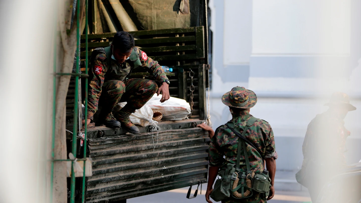 Soldados militares trasladan bolsas de un camión al Ayuntamiento de Yangon, en Birmania Golpe de Estado Birmania