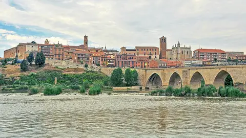Puente medieval Puente medieval