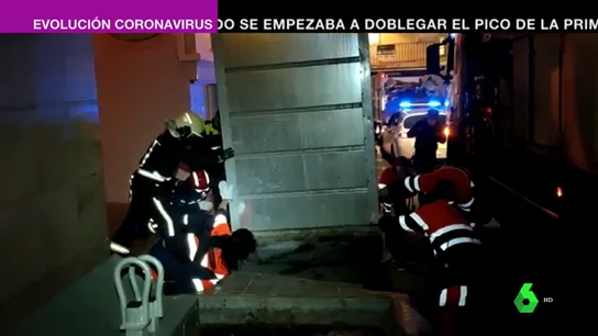 El agónico rescate de una mujer atrapada dentro de un contendedor soterrado El agónico rescate de una mujer atrapada dentro de un contendedor soterrado