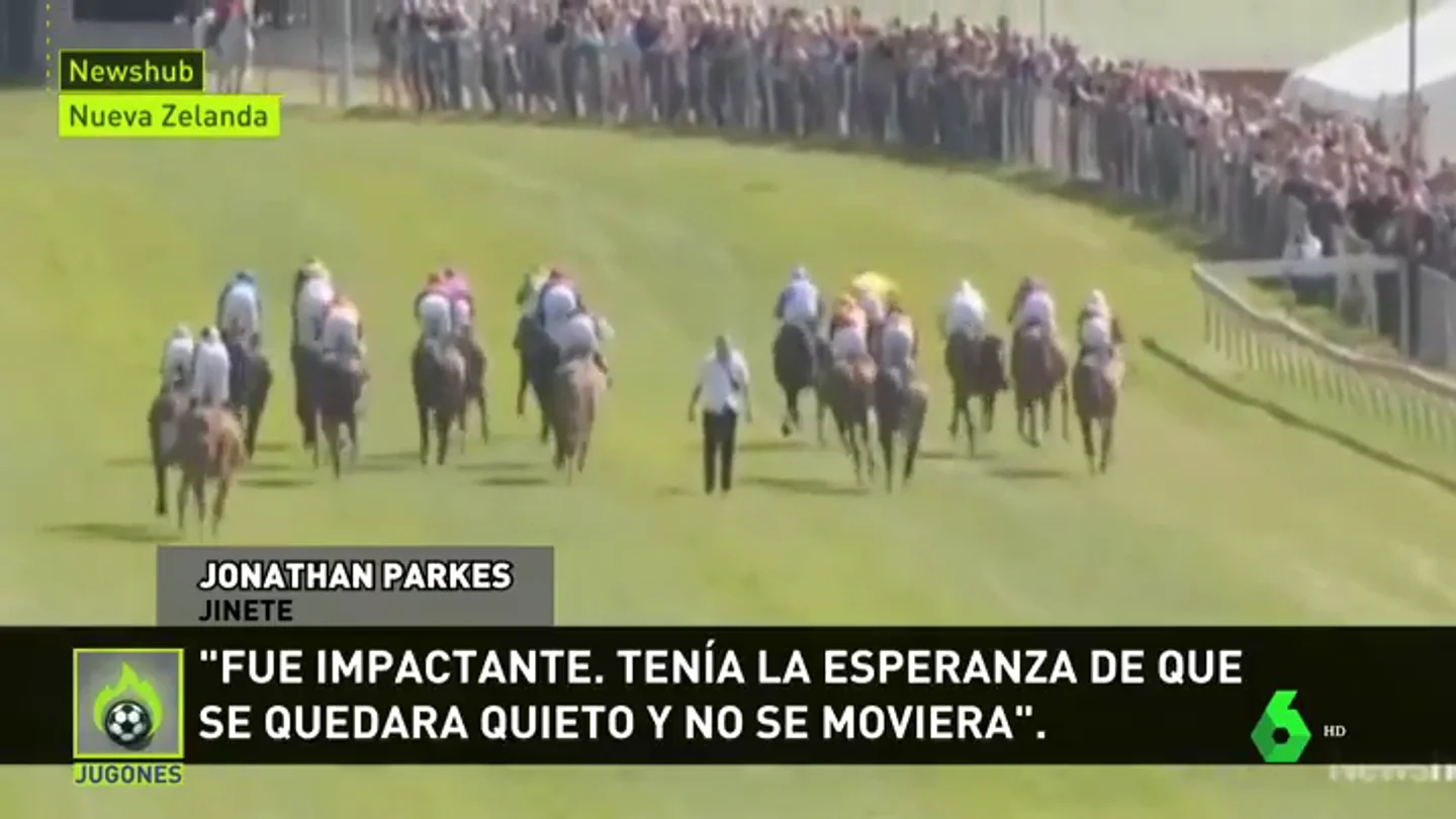 Locura en una carrera de caballos: un hombre salta a la pista... ¡en plena carrera! Locura en una carrera de caballos: un hombre salta a la pista... ¡en plena carrera!