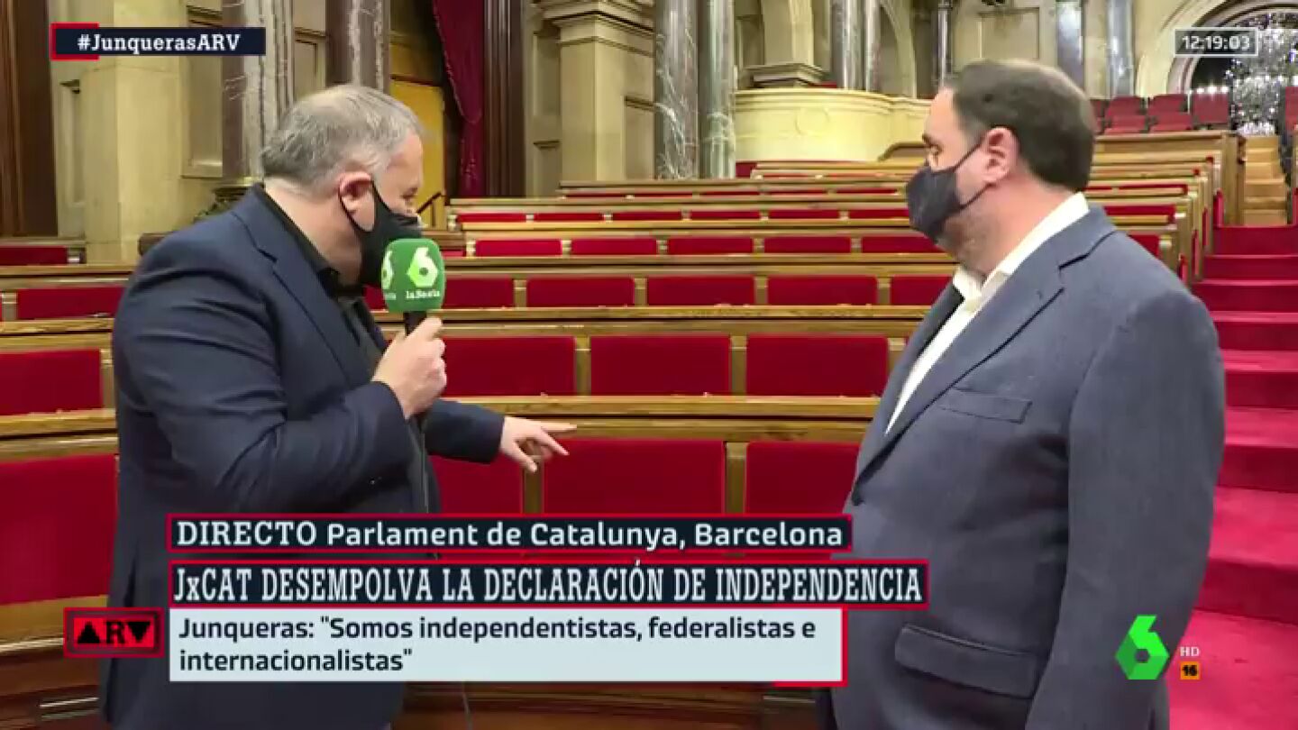 Junqueras, ante el que fue su esca&ntilde;o en el Parlament.