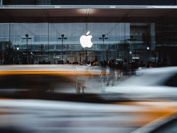 coches frente a una tienda de Apple