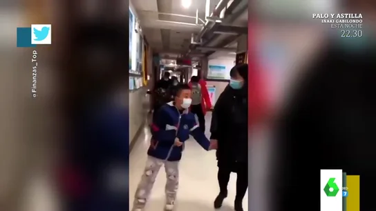 El viral de pacientes andando como pingüinos que ha tenido que desmentir China: no, no es una consecuencia de una PCR anal El viral de pacientes andando como pingüinos que ha tenido que desmentir China: no, no es una consecuencia de una PCR anal