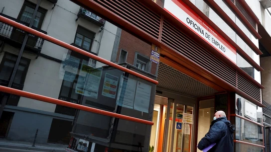 Un hombre entra a una oficina de empleo Un hombre entra a una oficina de empleo