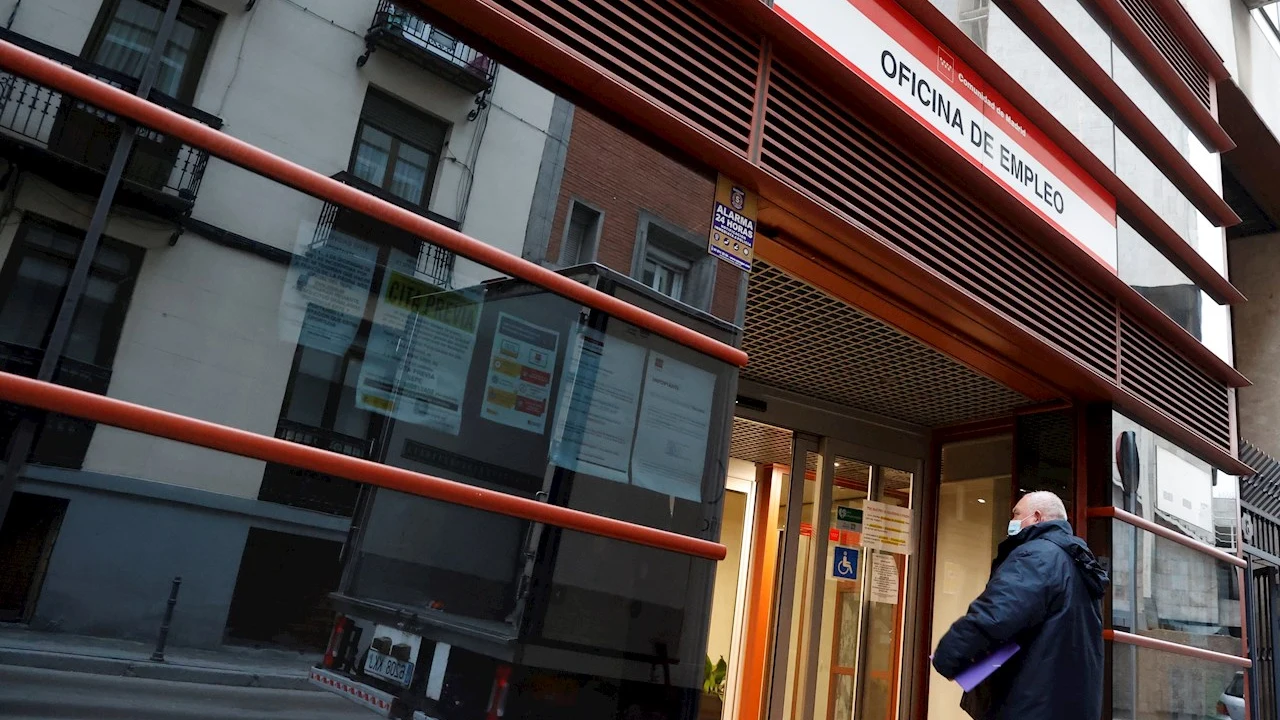 Un hombre entra a una oficina de empleo