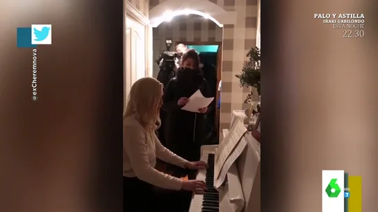La surrealista detención a una opositora de Putin en su propia casa: hace caso omiso a los agentes mientras toca el piano La surrealista detención a una opositora de Putin en su propia casa: hace caso omiso a los agentes mientras toca el piano