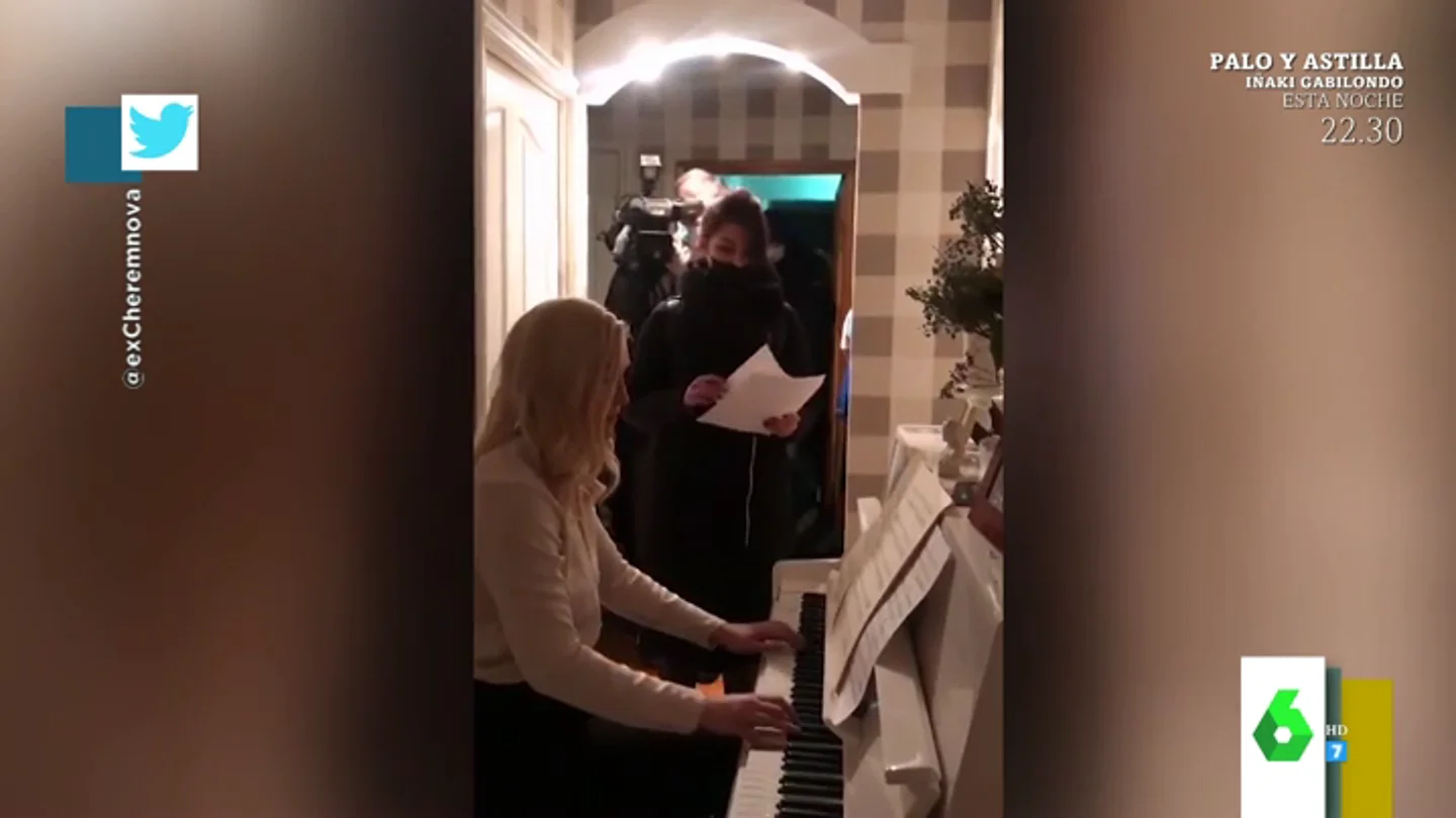 La surrealista detención a una opositora de Putin en su propia casa: hace caso omiso a los agentes mientras toca el piano La surrealista detención a una opositora de Putin en su propia casa: hace caso omiso a los agentes mientras toca el piano