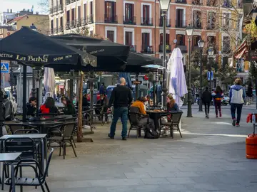 Terraza de un restaurante en el distrito de La Latina en Madrid (España), a 1 de febrero de 2021