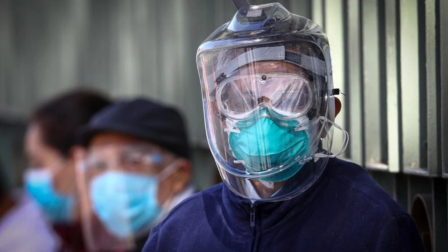 Habitantes mexicanos esperando su turno de vacunación en Chivatito Cepa coronavirus méxico
