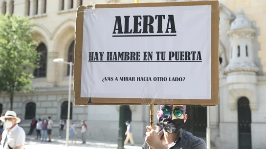 Imagen de una pancarta durante una manifestación en respuesta a las 'colas del hambre' el pasado mes de julio Ingreso Mínimo Vital